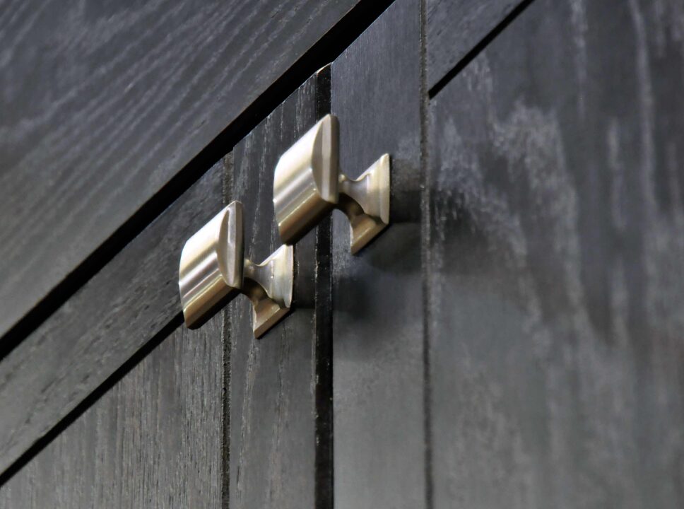 Cabinet hardware, hinges